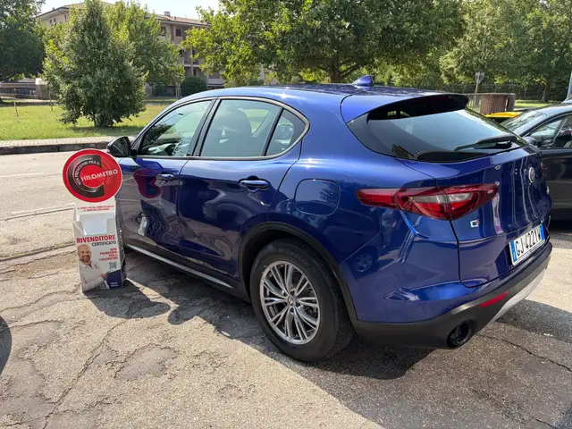 Alfa Romeo Stelvio view 3