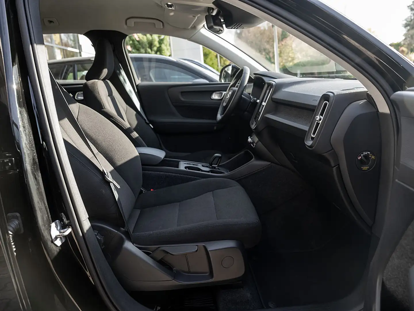 Volvo XC40 Momentum Core Schwarz - 2