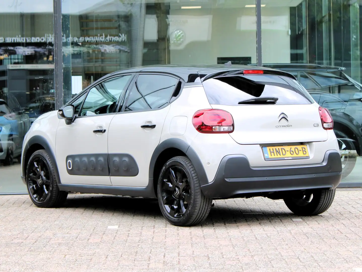 Citroen C3 1.2 PureTech Shine Automaat | Navi / Camera / Clim Grijs - 2