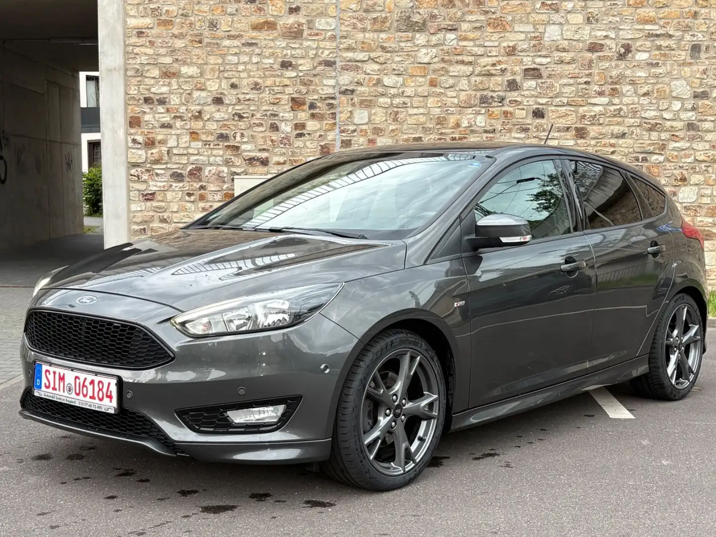 Ford Focus Lim. ST-Line Grau - 1