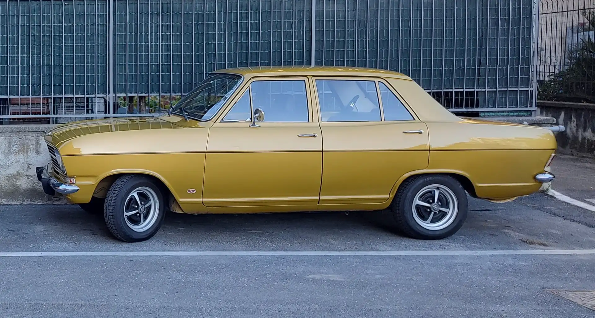 Opel Kadett HOT! Serie B Holiday 1972 - Stile CONRERO Or - 1