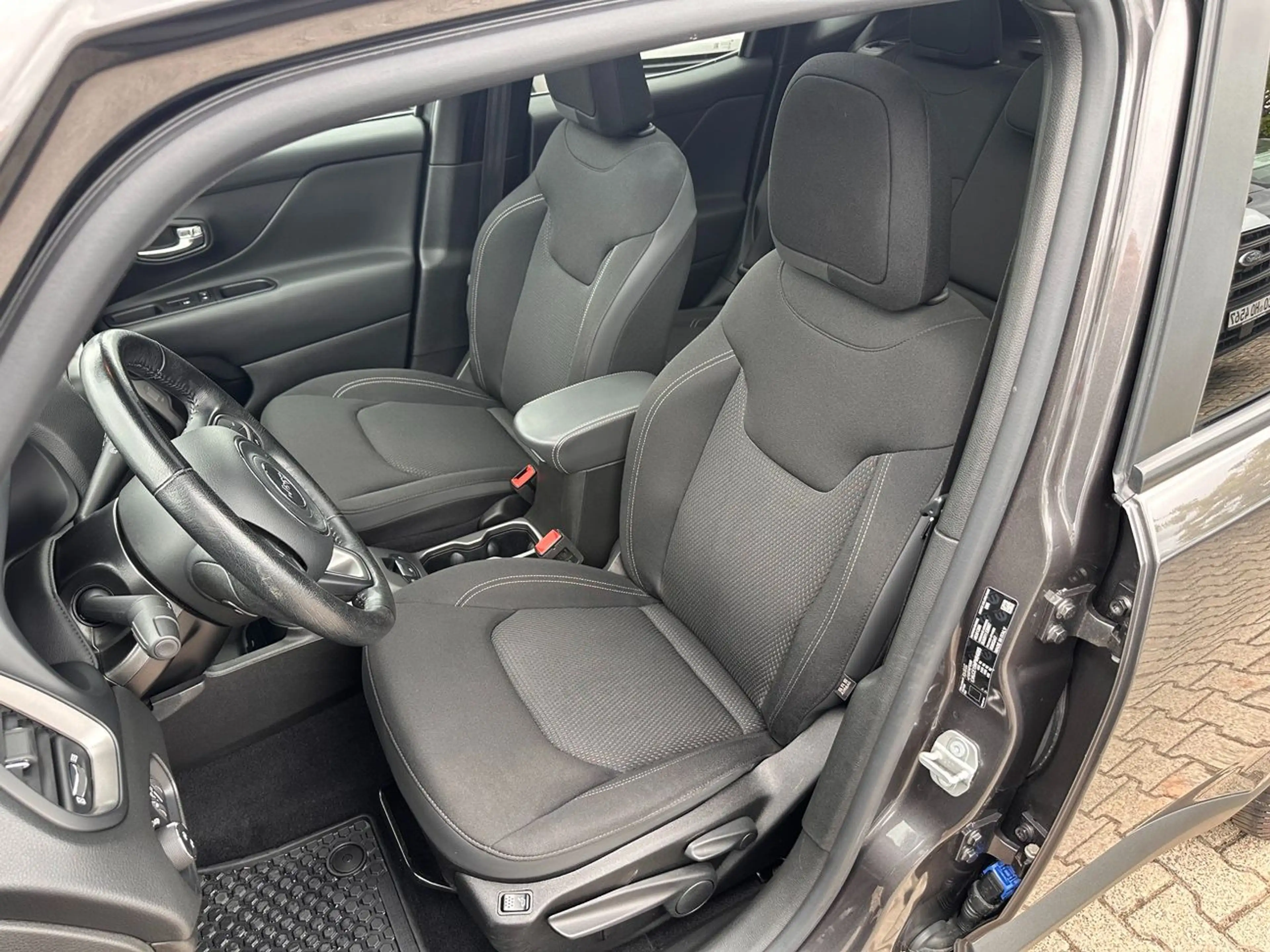 Jeep Renegade 1.3 T-GDI S *Pano*Kamera*beh.Lenk*Navi* — photo 30