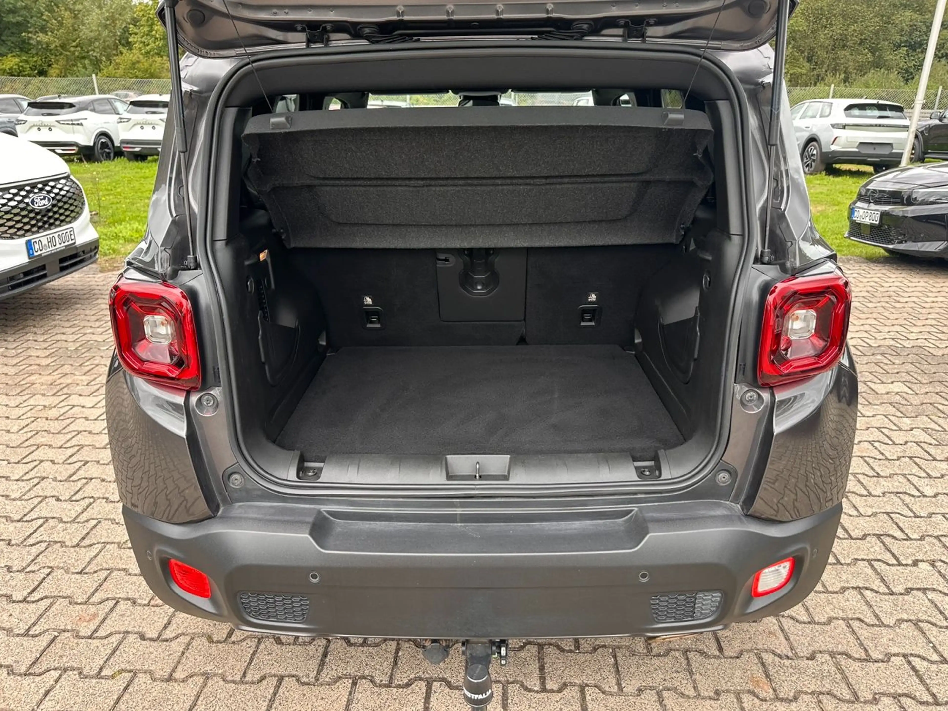 Jeep Renegade 1.3 T-GDI S *Pano*Kamera*beh.Lenk*Navi* — photo 10