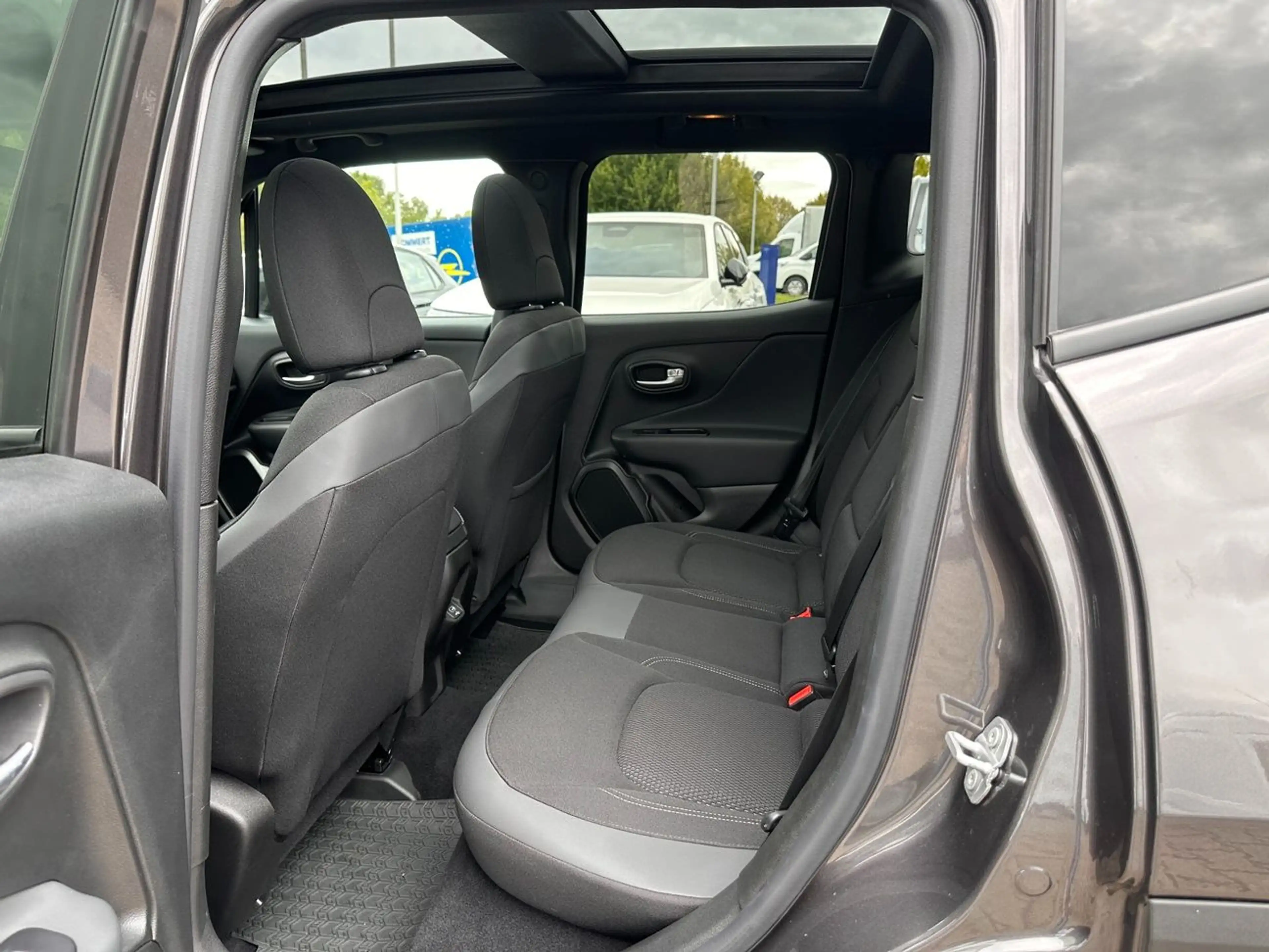Jeep Renegade 1.3 T-GDI S *Pano*Kamera*beh.Lenk*Navi* — photo 11