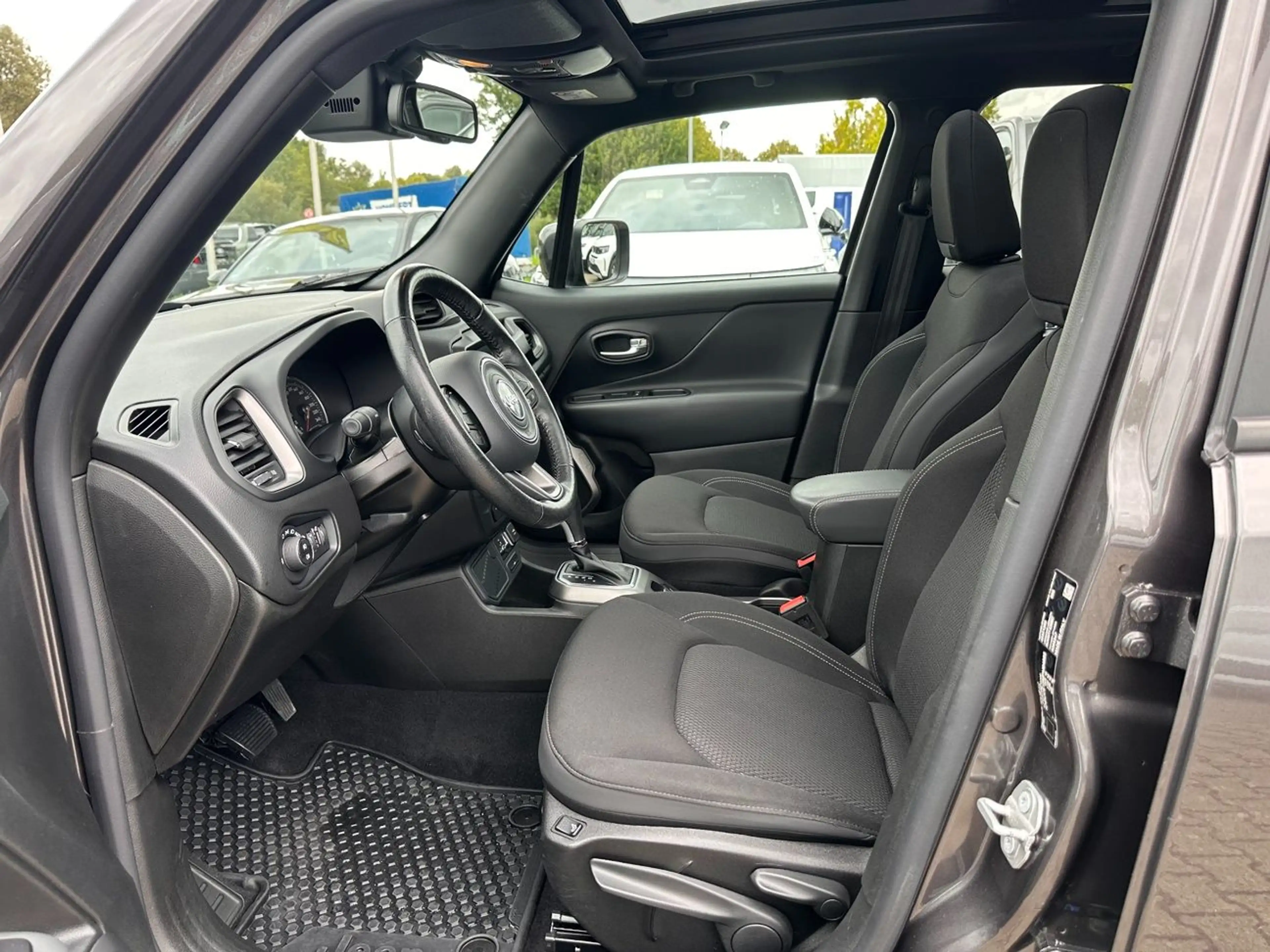 Jeep Renegade 1.3 T-GDI S *Pano*Kamera*beh.Lenk*Navi* — photo 12