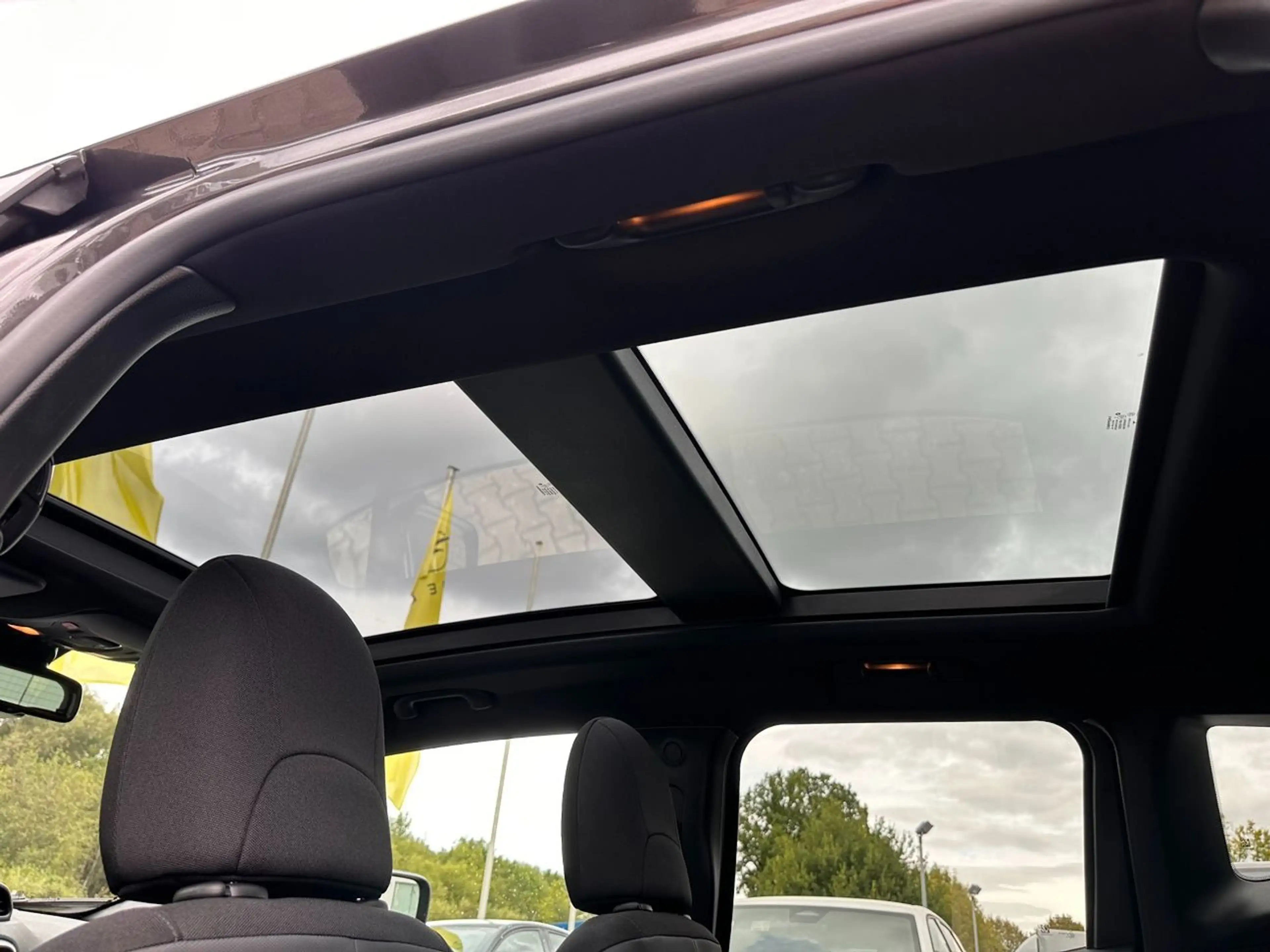 Jeep Renegade 1.3 T-GDI S *Pano*Kamera*beh.Lenk*Navi* — photo 19