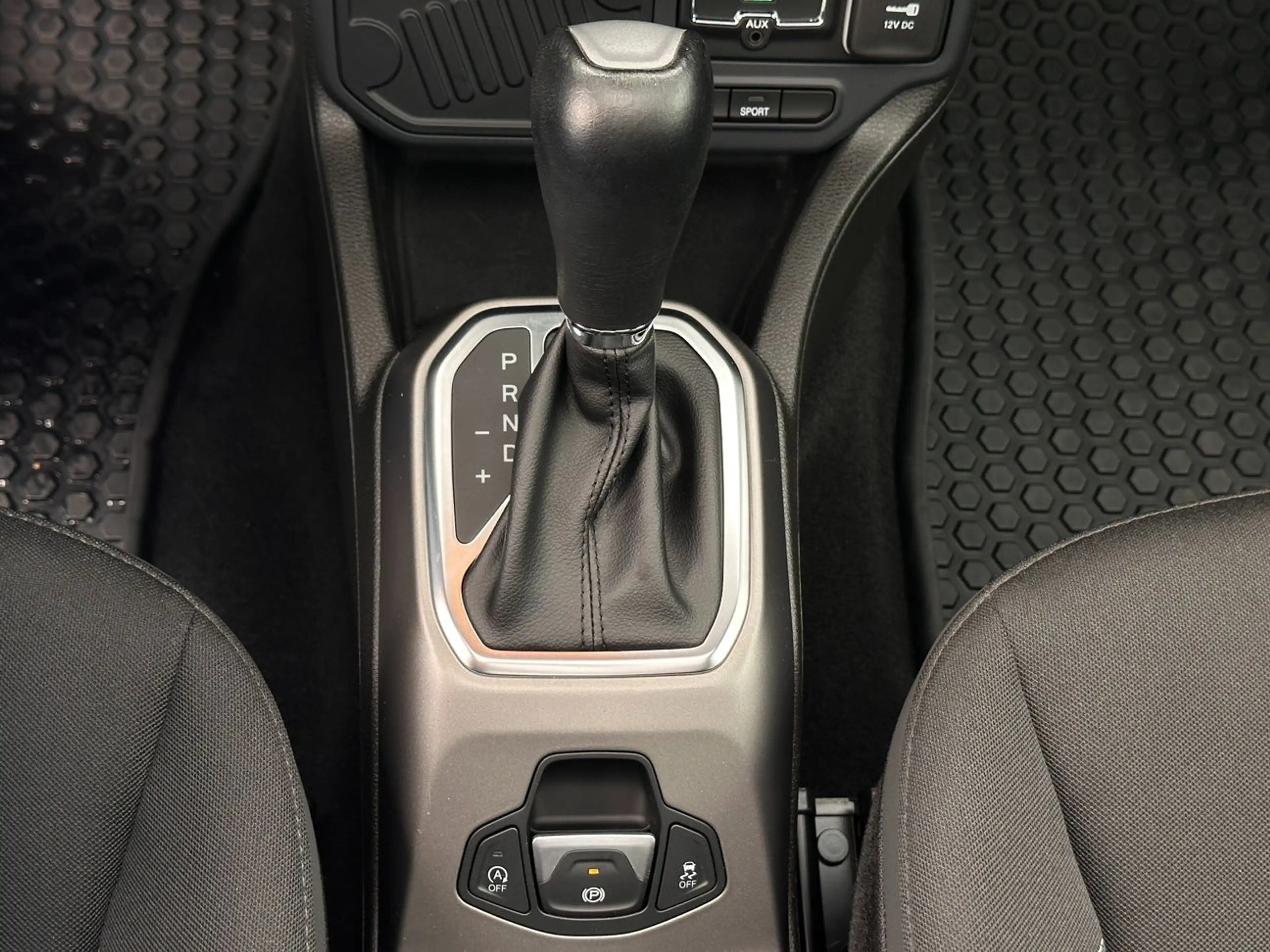 Jeep Renegade 1.3 T-GDI S *Pano*Kamera*beh.Lenk*Navi* — photo 17