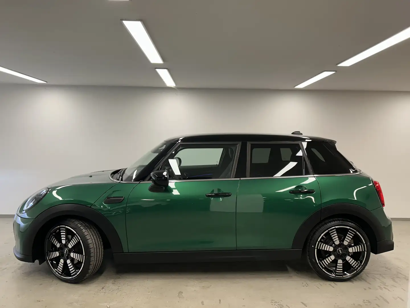 MINI Cooper 5-Türer Classic Trim DAB LED RFK Navi Komfortzg. S Grün - 2