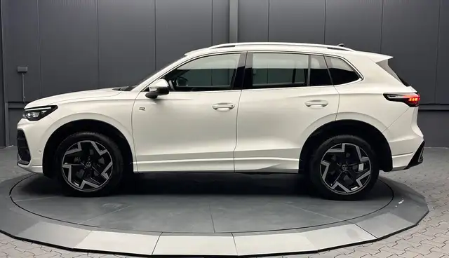 Volkswagen Tiguan view 2