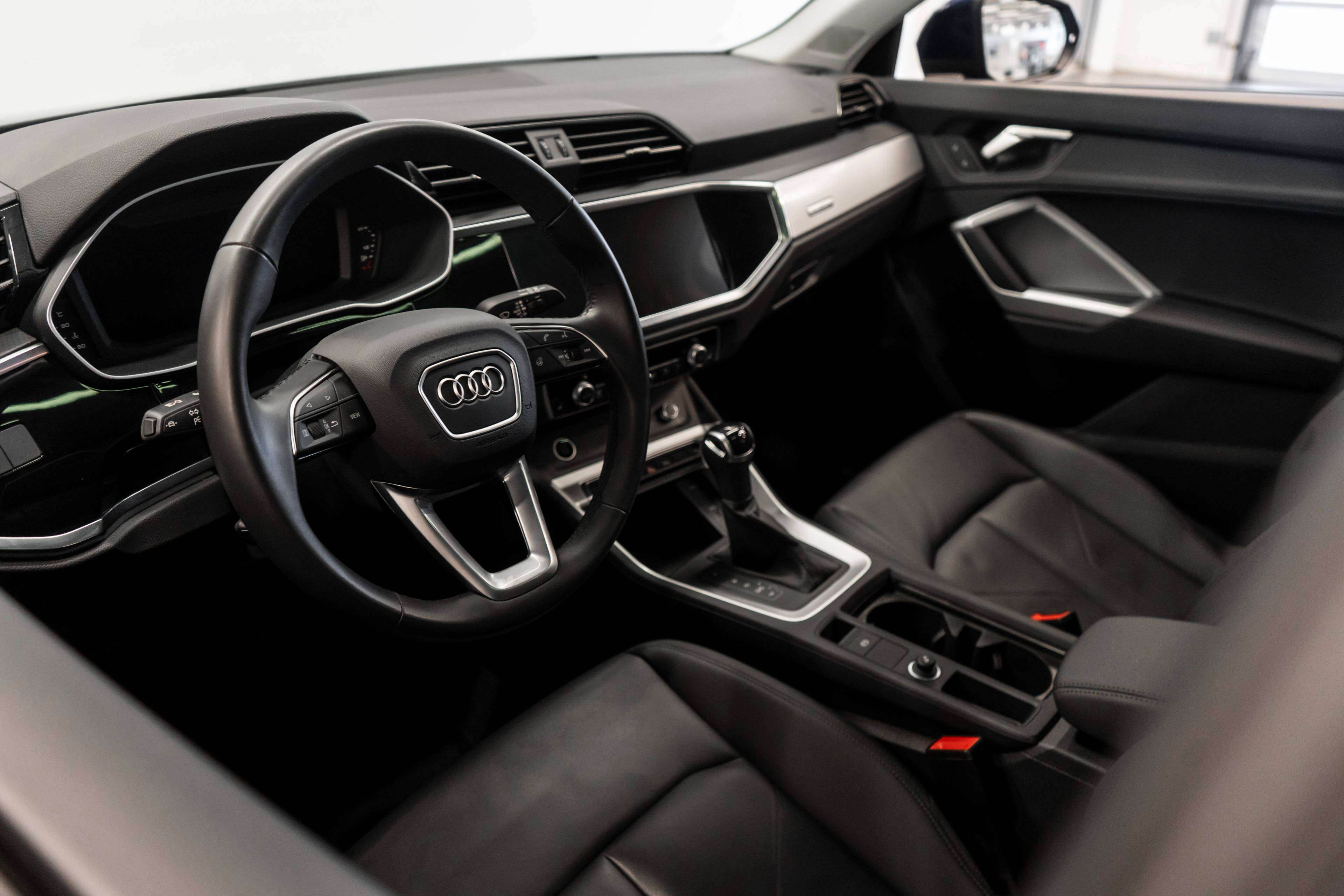 2025 Audi Q3 Komfort 45 quattro | Toit panoramique | Carplay | — снимка 1