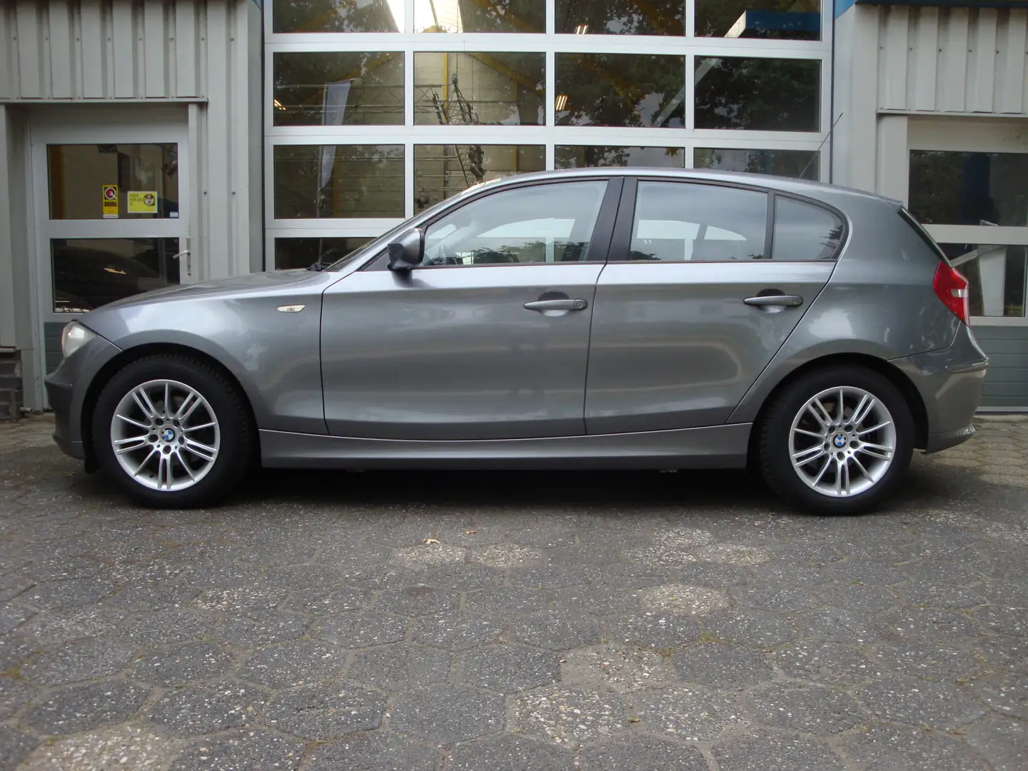 BMW 118 1-serie 118i Business Line / NL auto / NAP Grijs - 2