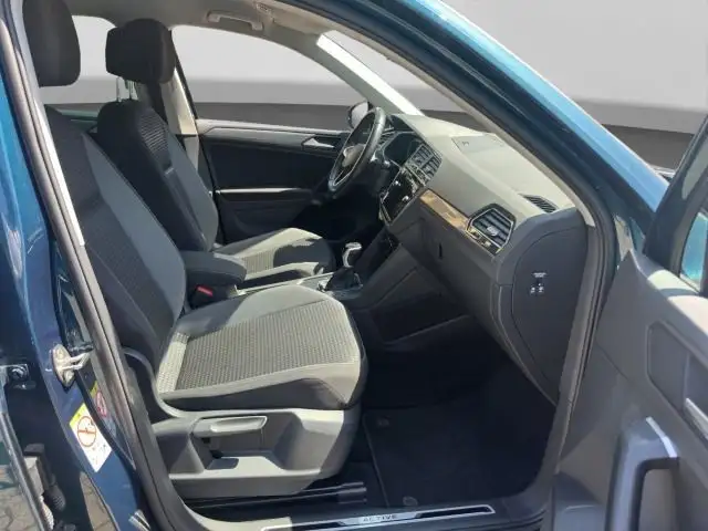 Volkswagen Tiguan view 4