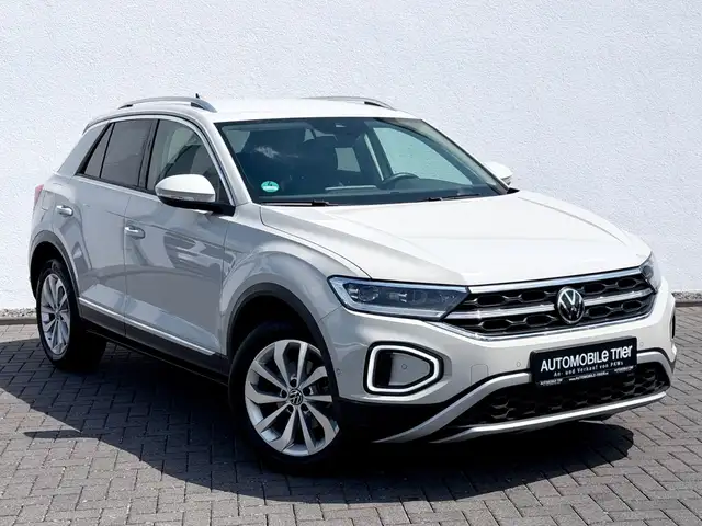 Volkswagen T-Roc view 3