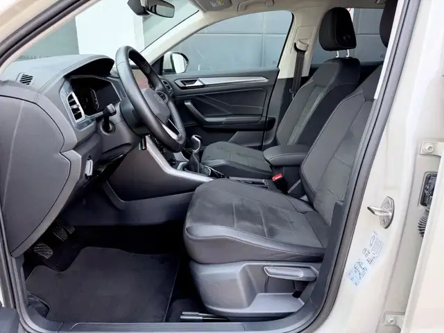 Volkswagen T-Roc view 9