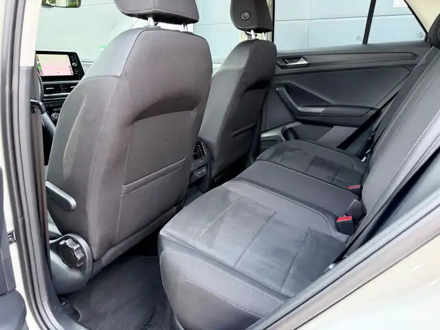 Volkswagen T-Roc view 14