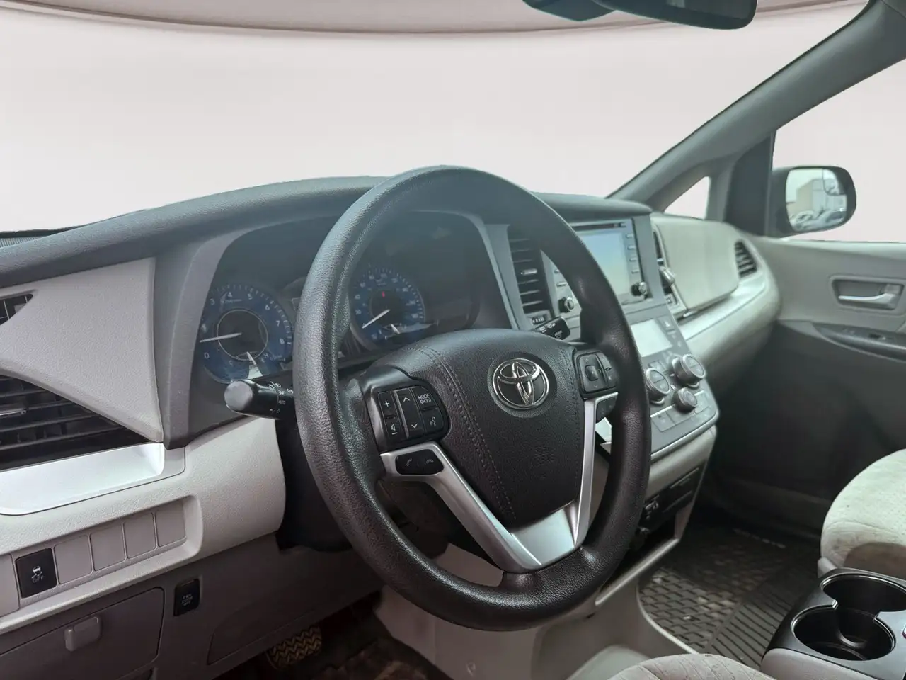 Toyota Sienna снимка Toyota Sienna