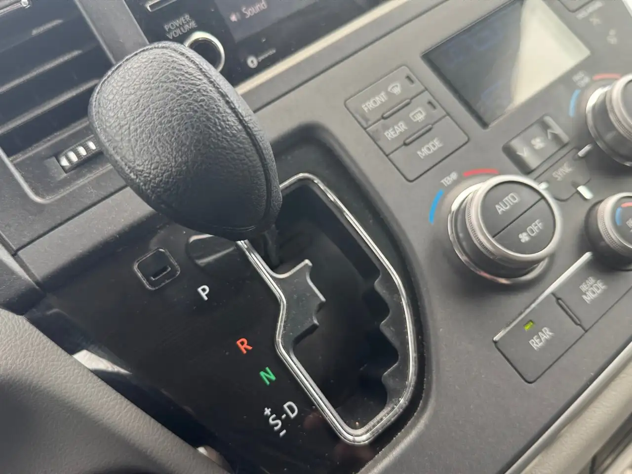 Toyota Sienna снимка Toyota Sienna