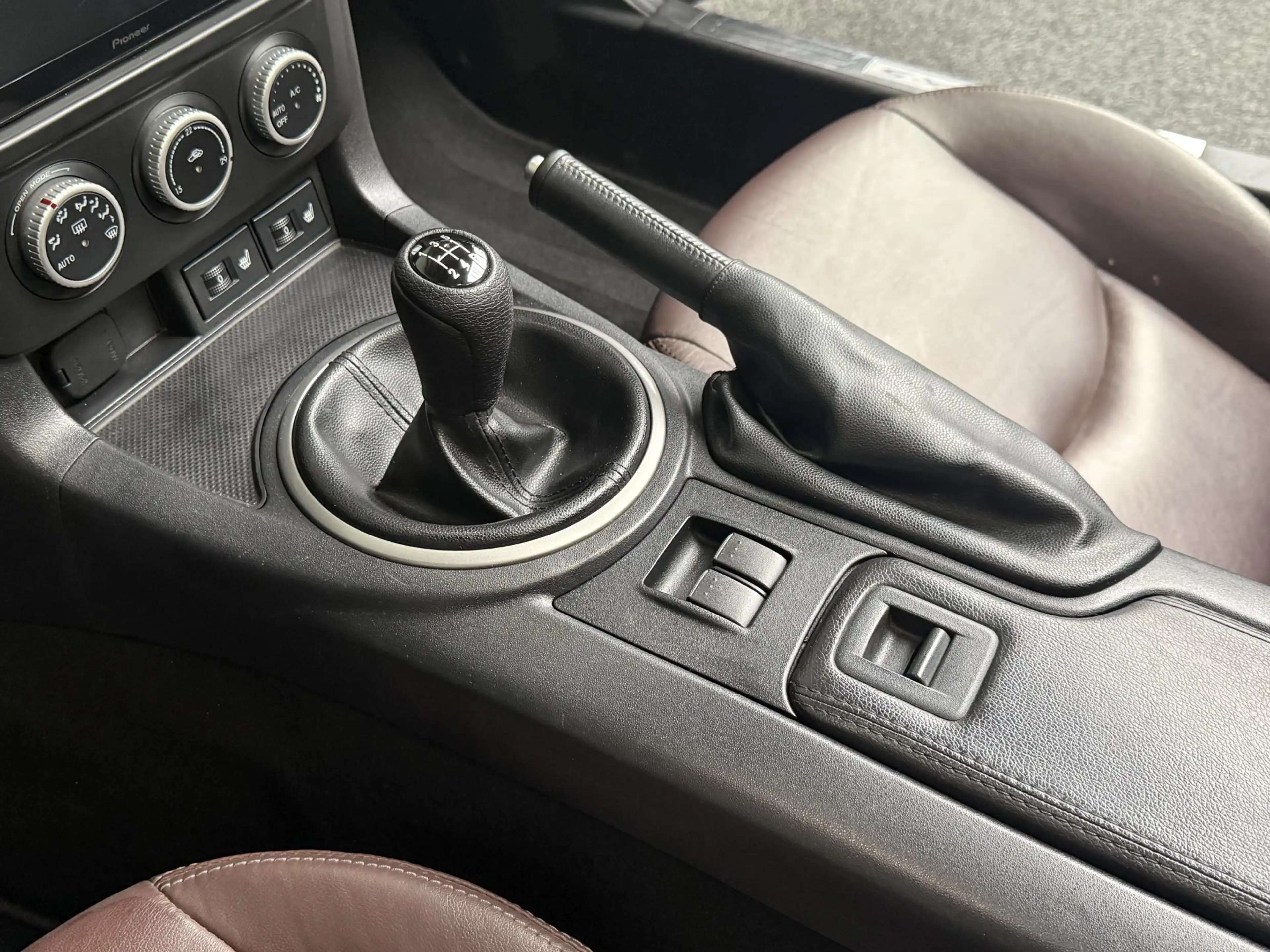 Mazda MX-5 Roadster Coupé 1.8 HANABI | HARDTOP | LEDER — photo 13