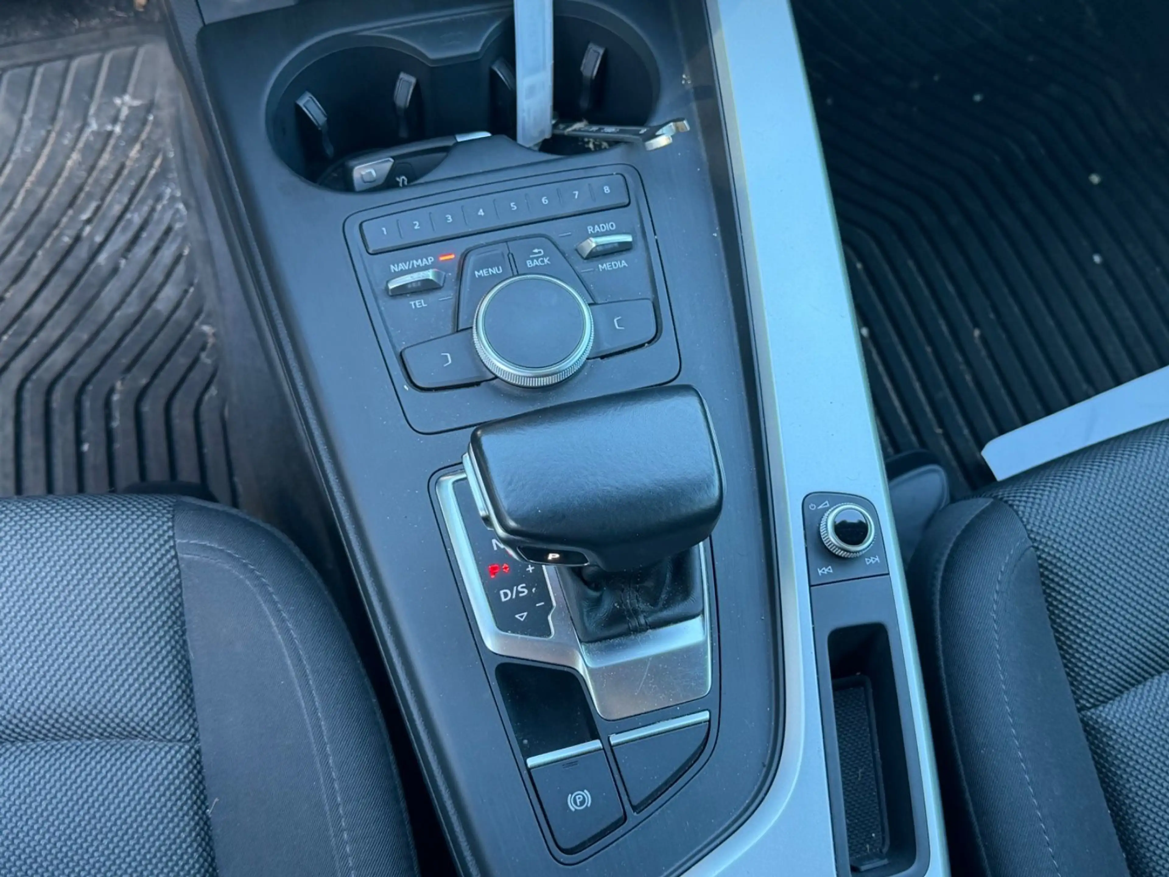 Audi A4 Avant 2.0 TDI S-Tronic/WENIG KM/PDC/SPORT — photo 7