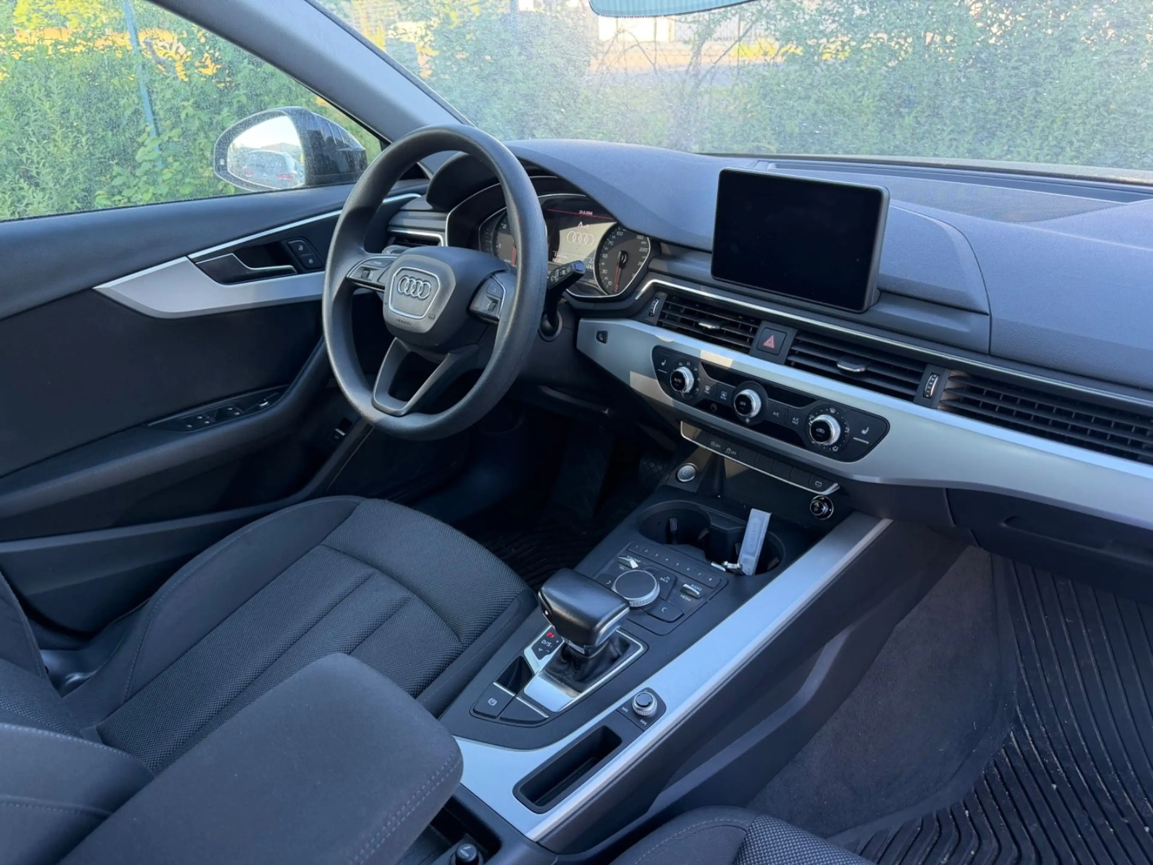 Audi A4 Avant 2.0 TDI S-Tronic/WENIG KM/PDC/SPORT — photo 13