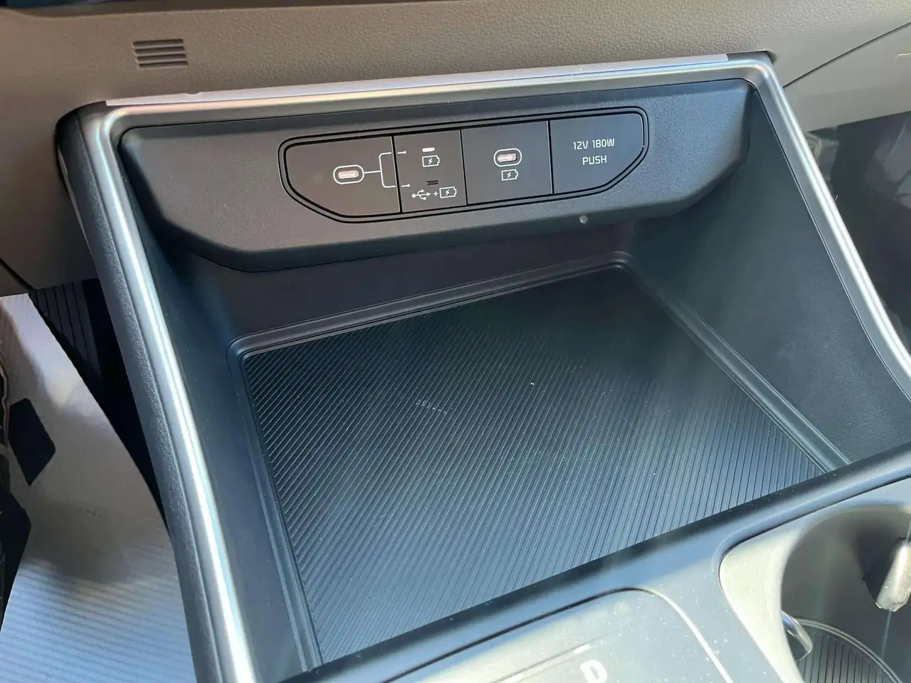 Kia Carnival снимка Kia Carnival