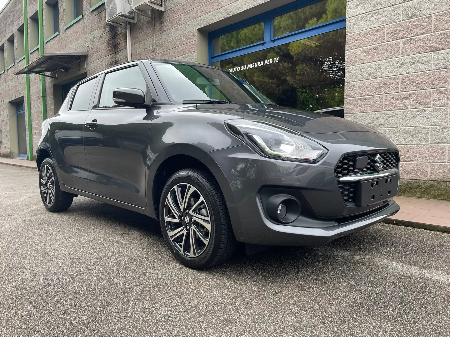 Suzuki Swift 1.2 83CV HYBRID TOP 4WD ALLGRIP KM-0 NAVIGATORE Grigio - 1