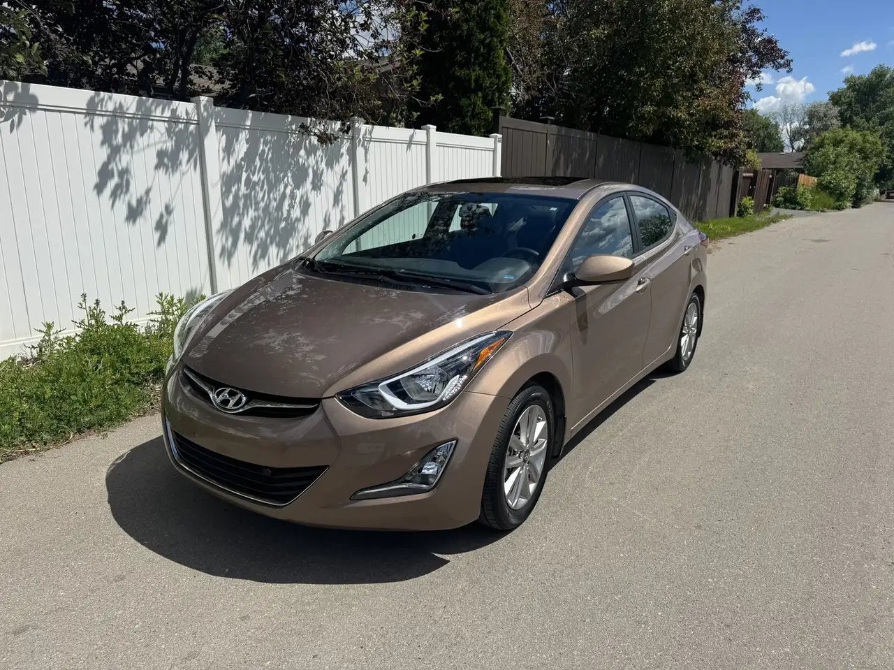 Hyundai ELANTRA photo Hyundai ELANTRA