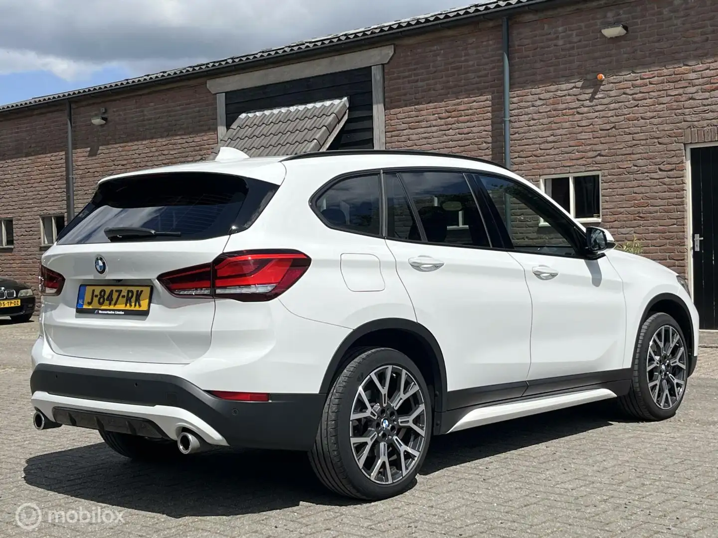 BMW X1 sDrive20i High Executive Edition Head-Up Dak Camer Wit - 2