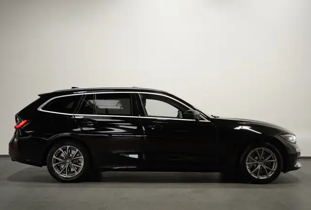 BMW 3 Series view 4
