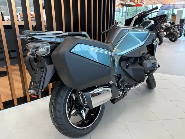 BMW R 1300 RT view 4