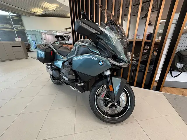 BMW R 1300 RT view 3