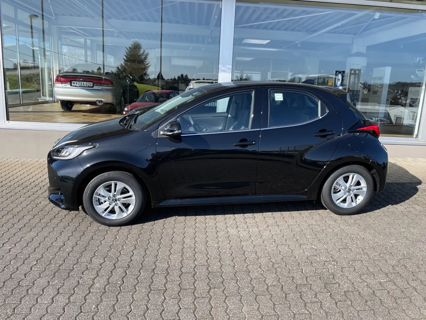 Mazda 2 Hybrid Agile Comfort-P Safety-P Zwart - 2