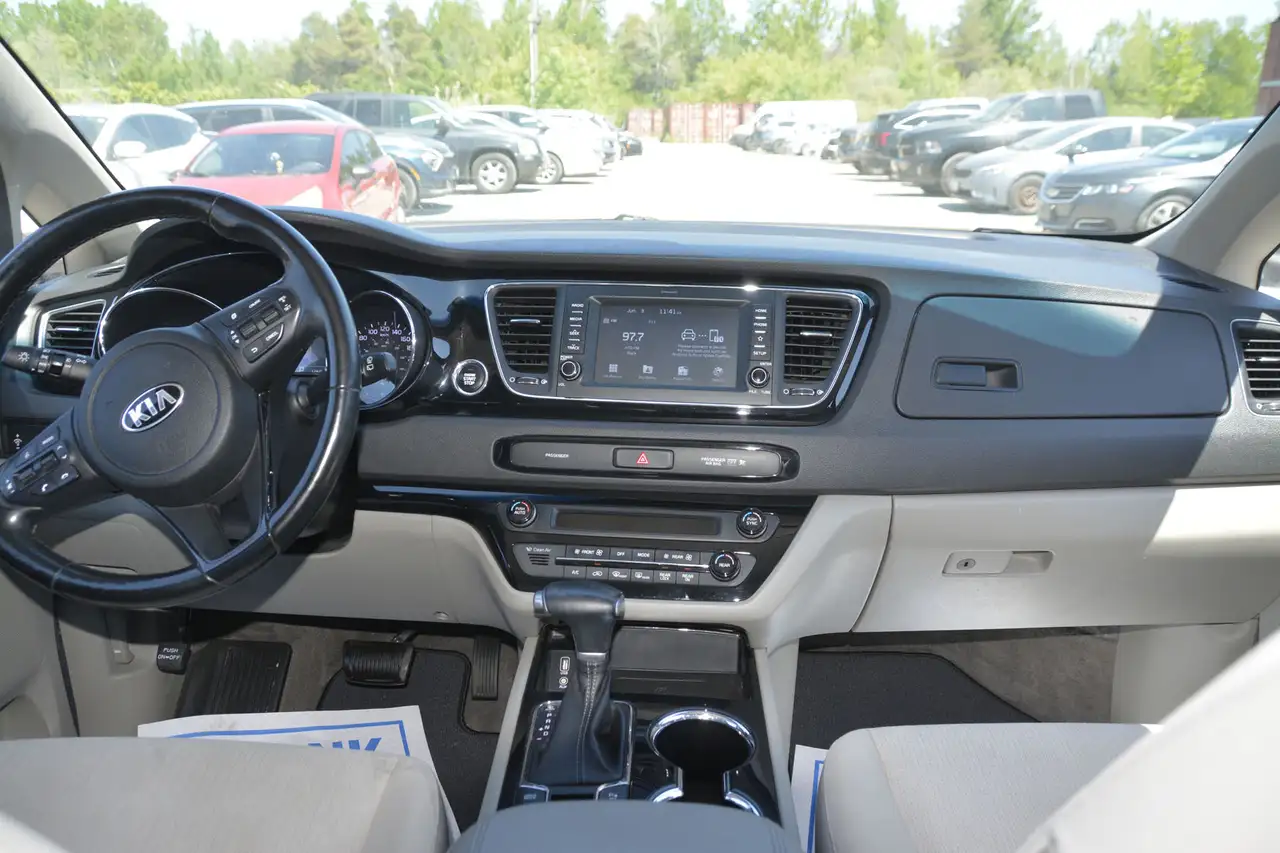 Kia Sedona снимка Kia Sedona