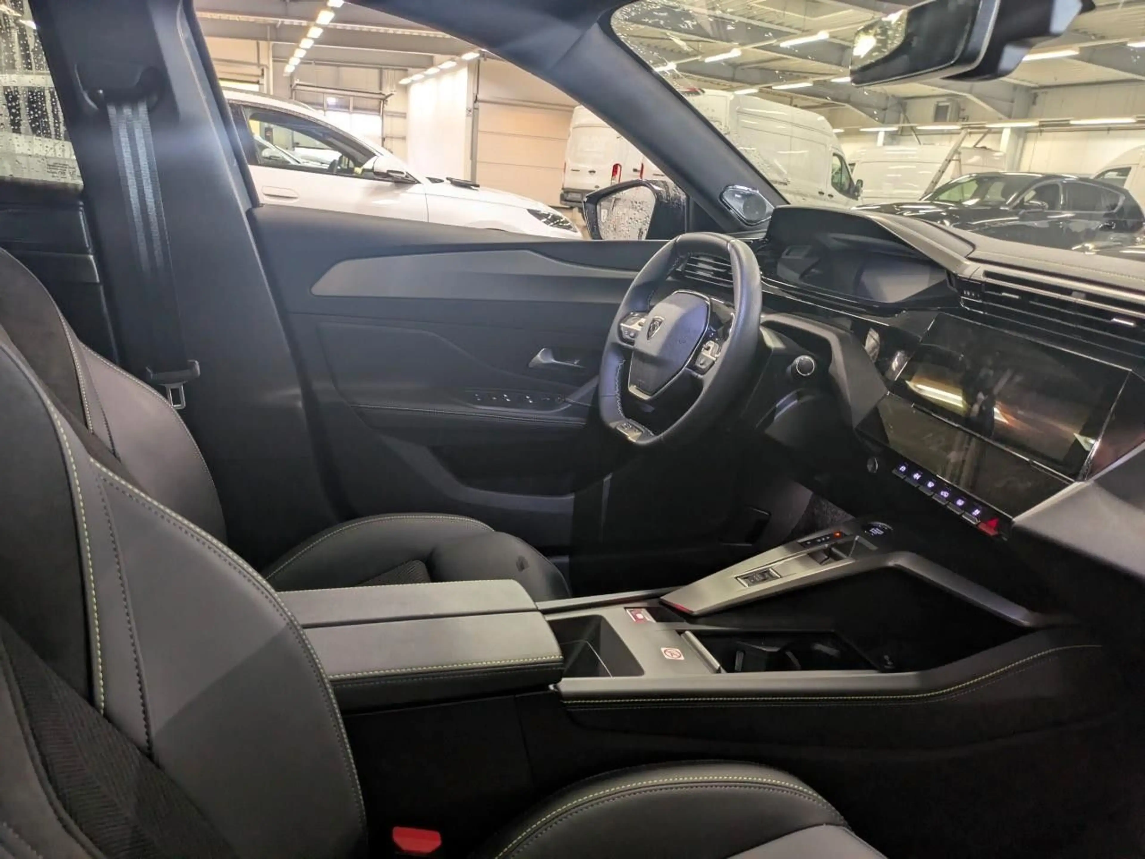 Peugeot 408 GT Plug-In Hybrid 225PS e-DSC7 *SCHIEBEDACH* — photo 4
