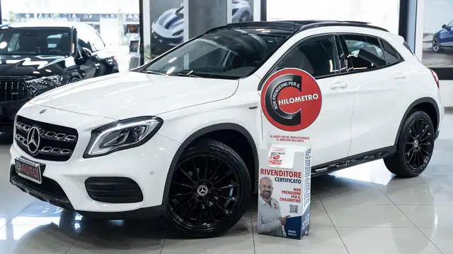 Mercedes-Benz GLA 200 D NIGHT EDITION AUTO TETTO CARBONIO NAVI PELLE FULL OPTIONAL