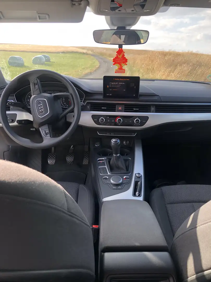 Audi A4 basis Weiß - 2