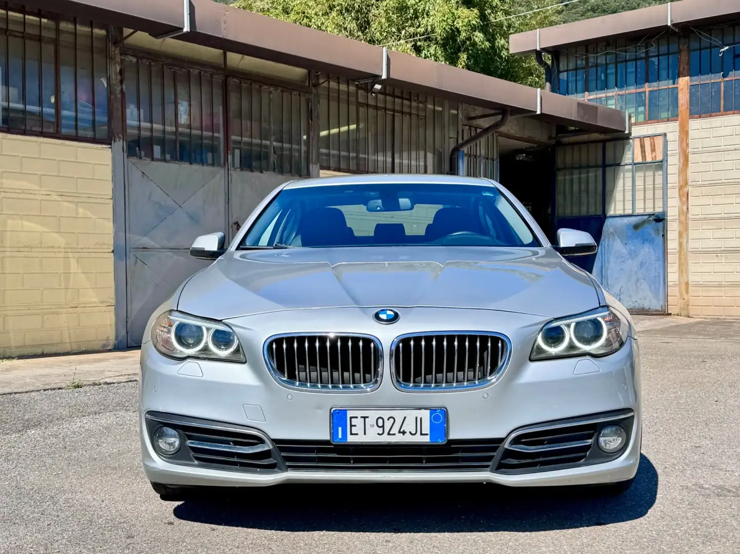 BMW 520 520d Luxury srebrna - 2