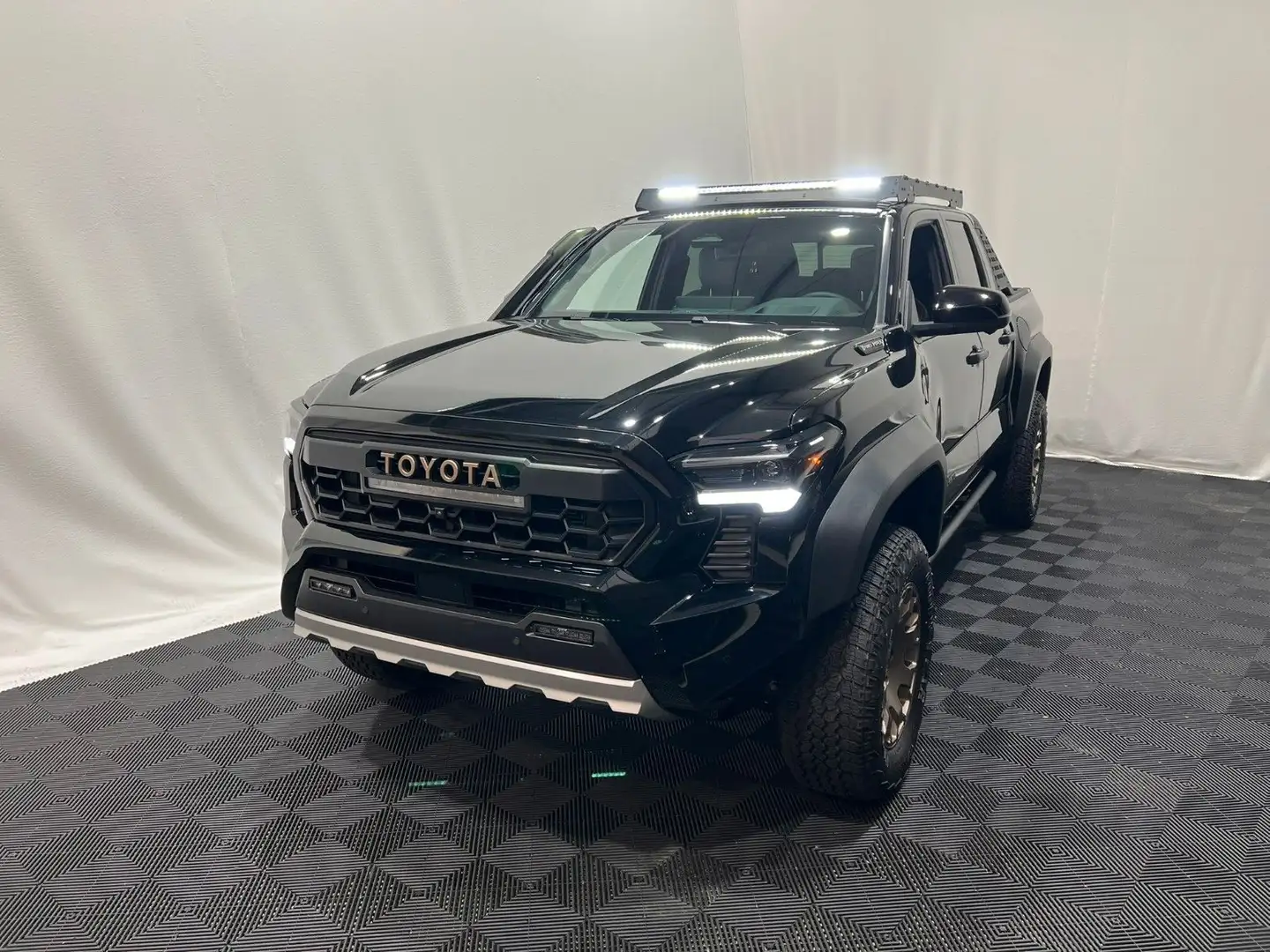 Toyota Tacoma Trail Hunter Schwarz - 2