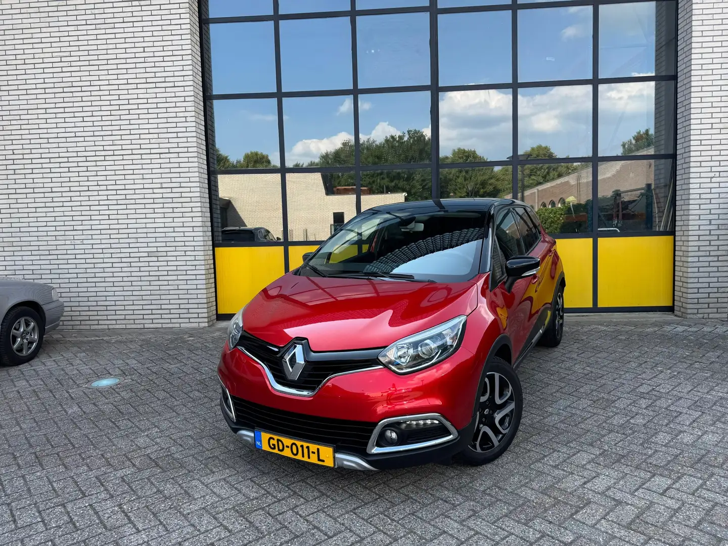 Renault Captur 90PK Helly Hansen, Trekhaak, 4 seizoenbanden Rood - 1
