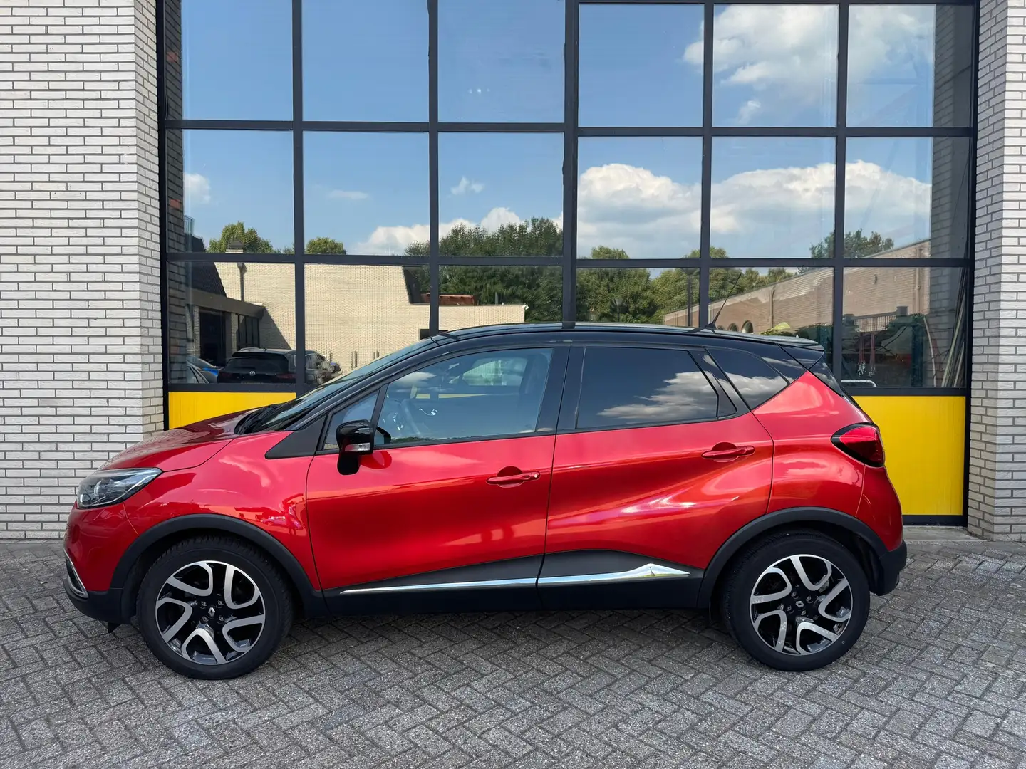 Renault Captur 90PK Helly Hansen, Trekhaak, 4 seizoenbanden Rood - 2