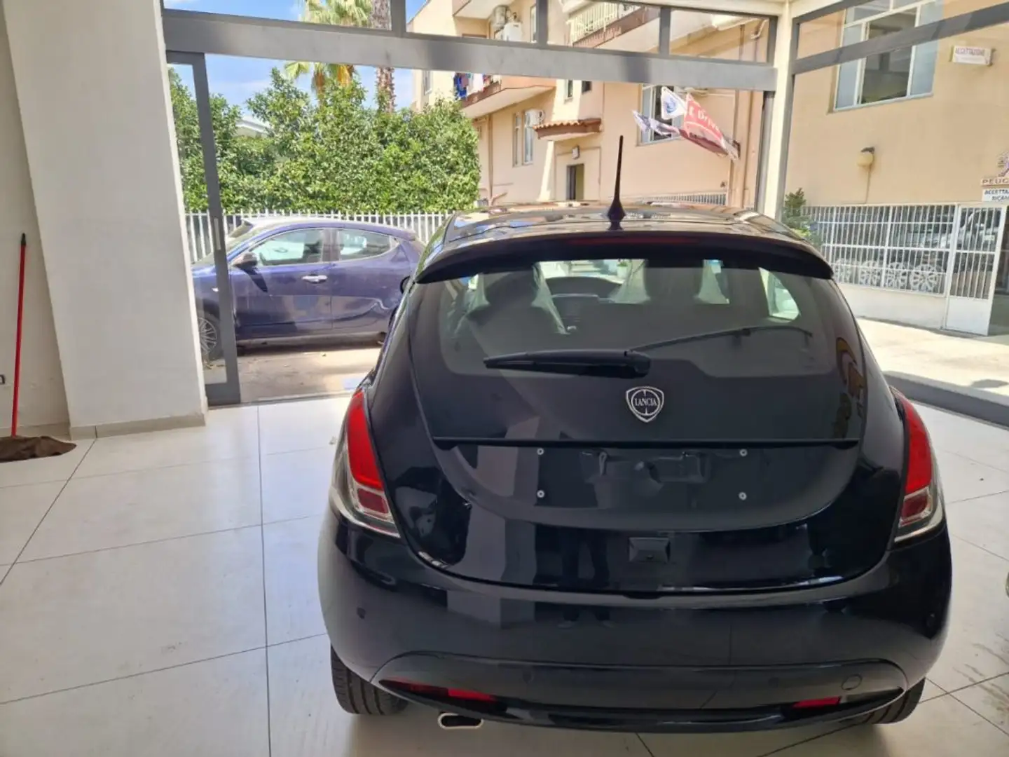 Lancia Ypsilon 1.0 FireFly 5 porte S&S Hybrid Platino tua da €1 Nero - 2