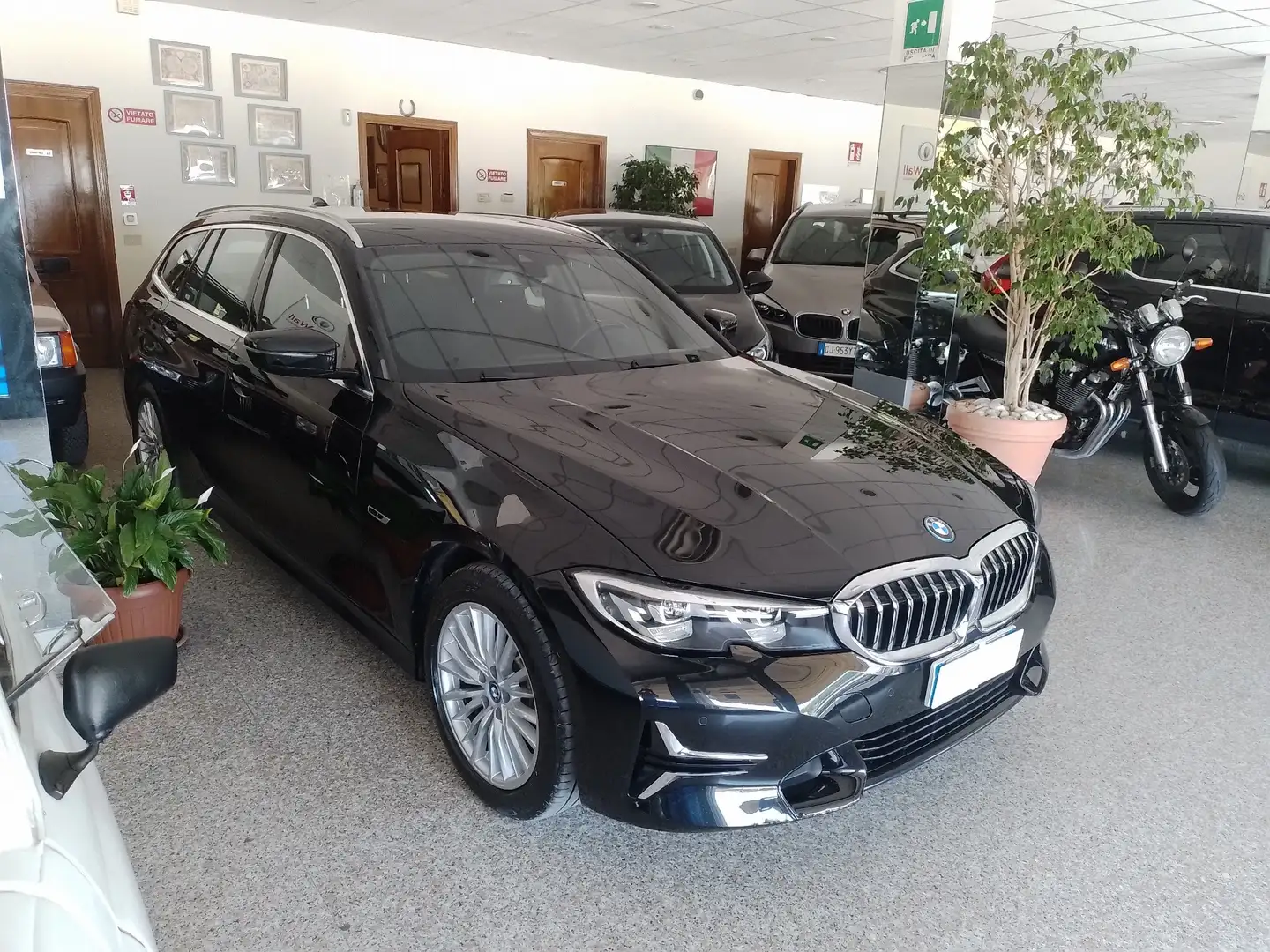 BMW 320 320e Touring Luxury auto Nero - 2