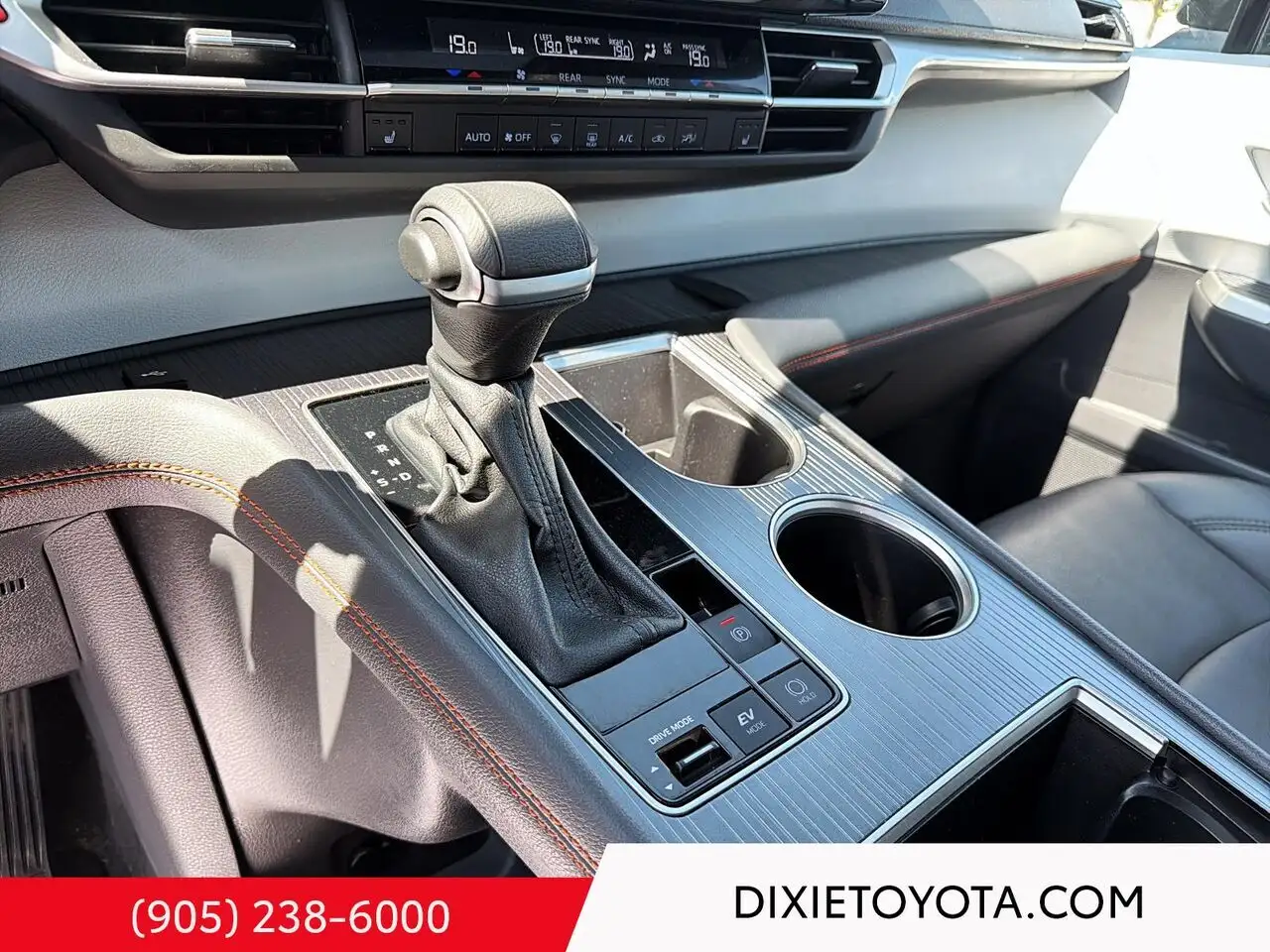 Toyota Sienna снимка Toyota Sienna