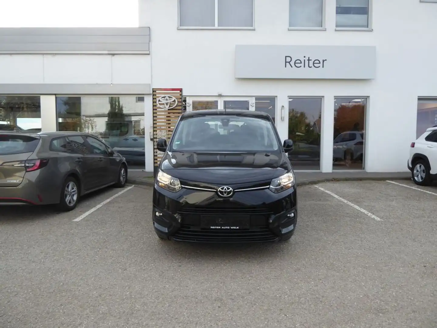 Toyota Proace L2 Shuttle 1,2 Aut. *8-SITZE* Schwarz - 1