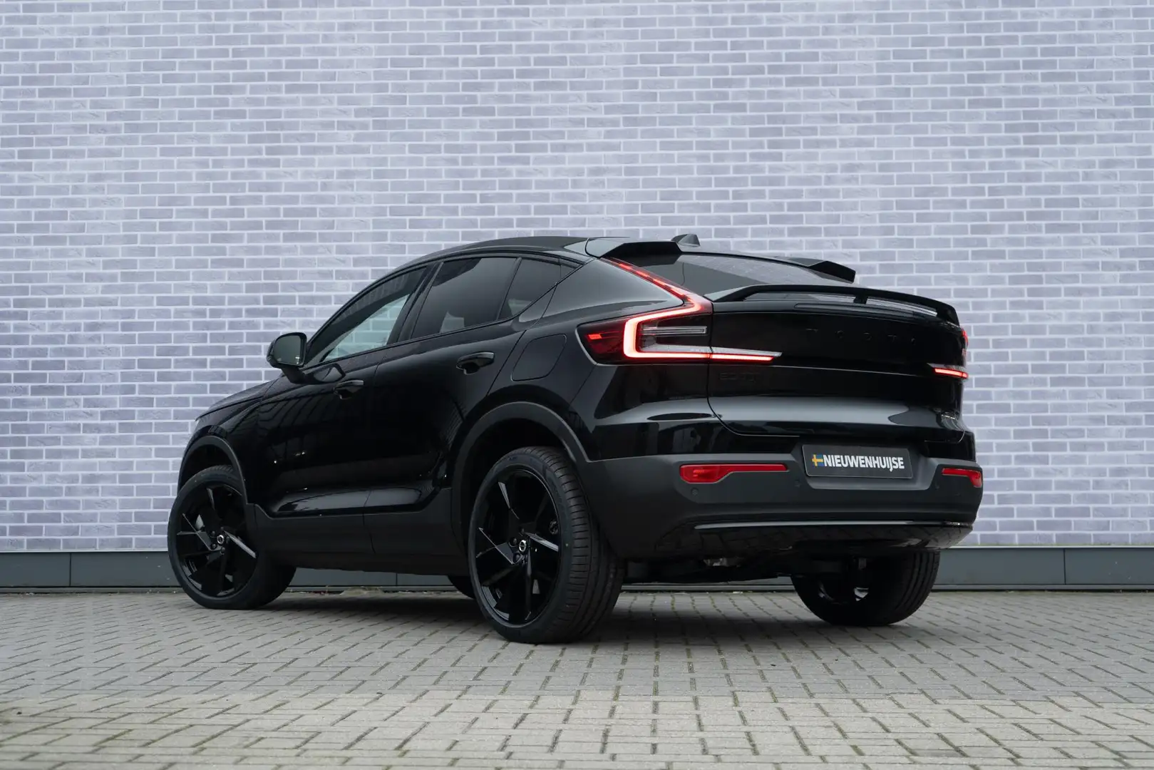 Volvo EC40 Extended Range 82 kWh Plus Black Edition All Seaso Schwarz - 2