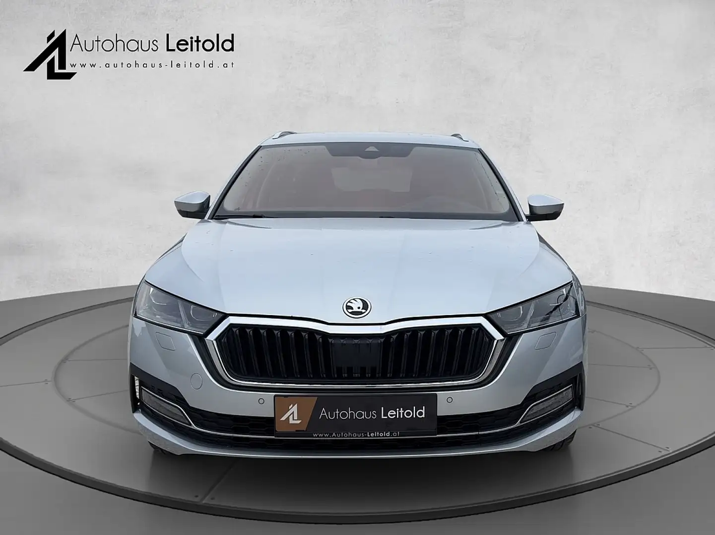 Skoda Octavia Combi 2,0 TDI Style DSG HEADUP CAM KEYLESS VIRT... Silber - 2