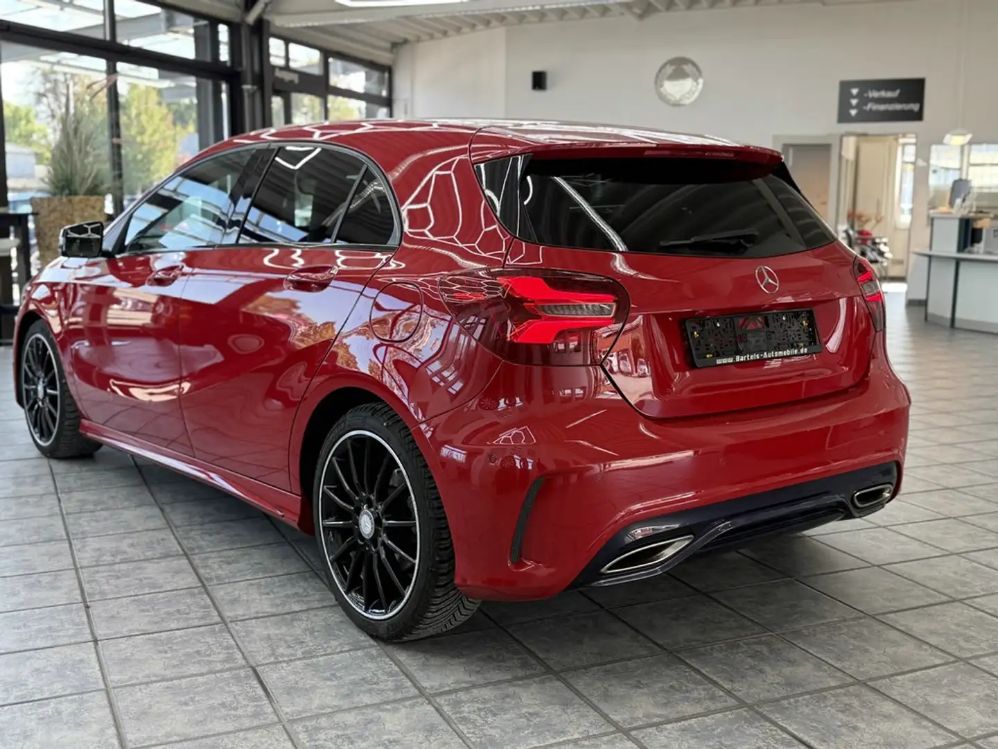 Mercedes-Benz A 200 BE AMG-Line, LED, Leder, Navi, Panorama Rot - 2