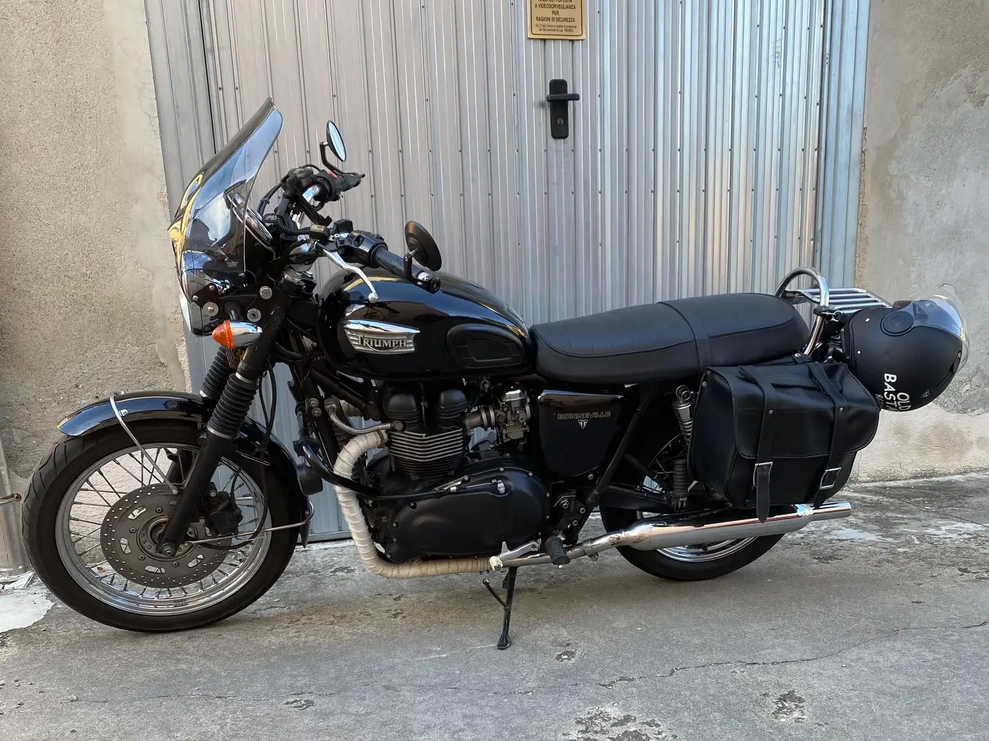 Triumph Bonneville T100 Black edition Fekete - 1