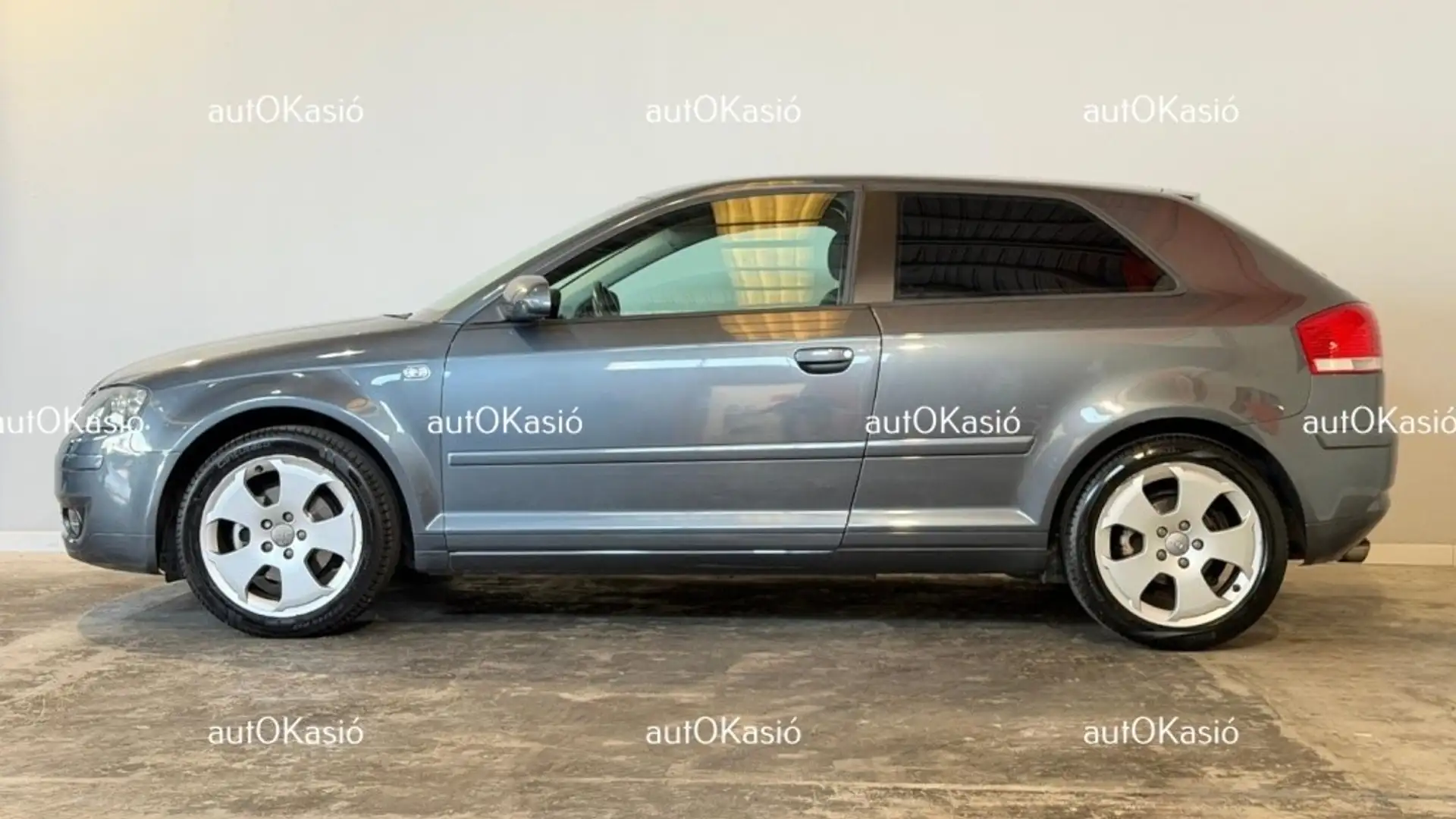 Audi A3 2.0 FSI Ambition Gris - 2