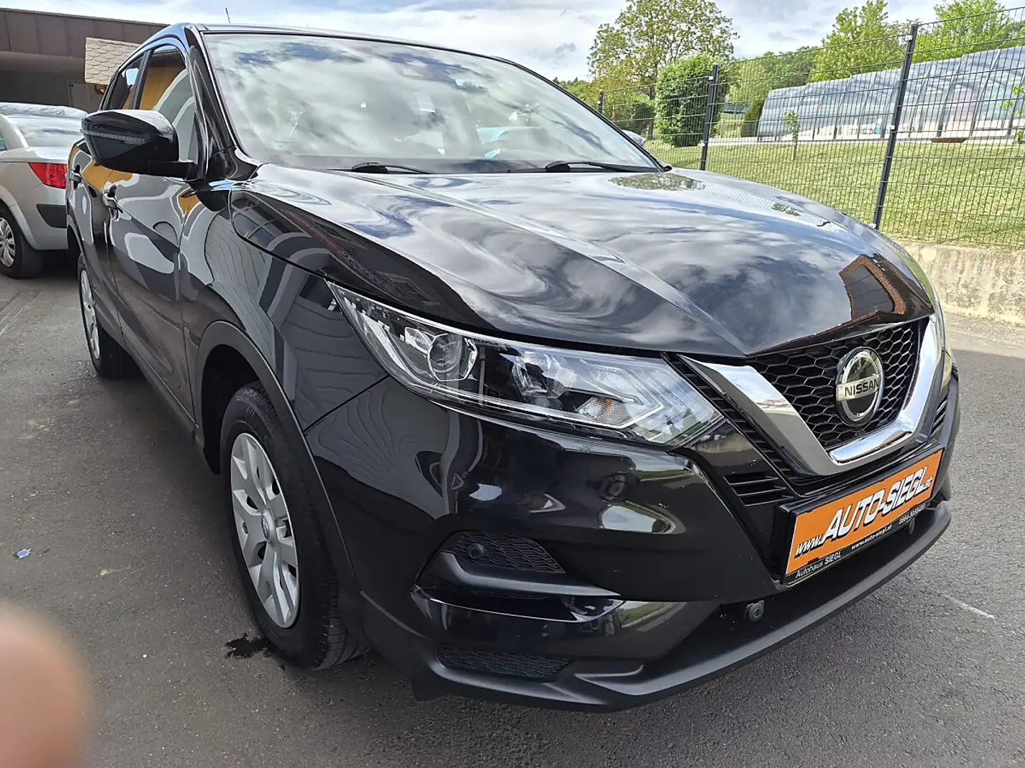 Nissan Qashqai 1,3 DIG-T Visia Schwarz - 2